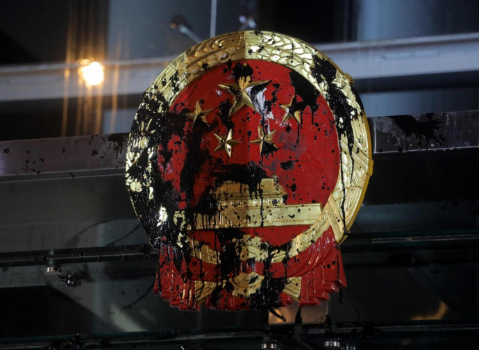 Hong Kong, l'ufficio di rappresentanza cinese dopo il passaggio dei manifestanti Hong Kong, l'ufficio di rappresentanza cinese dopo il passaggio dei manifestanti