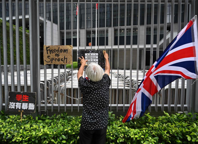 Bandiere inglesi e cartelli di protesta di fronte al Consiglio Legislativo di Hong Kong Bandiere inglesi e cartelli di protesta di fronte al Consiglio Legislativo di Hong Kong