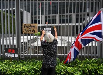 Hong Kong: Londra protegge i suoi ex sudditi dalla Cina
