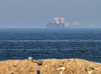 Golfo Persico, petroliere ferme allo stretto di Hormuz (AP)