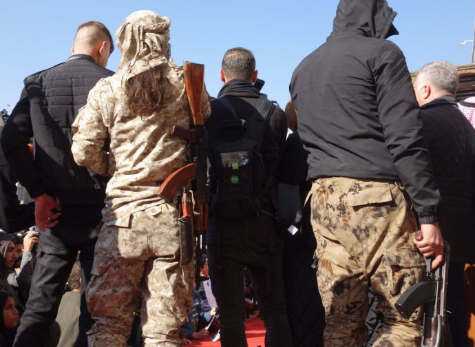 Miliziani di HTS, fedeli al nuovo regime (foto di Elisa Gestri)