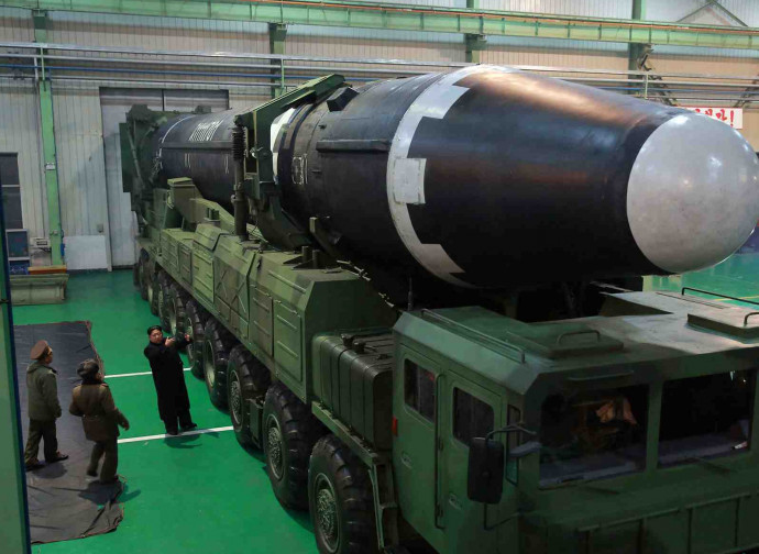 Kim Jong un ispeziona il nuovo missile Kim Jong un ispeziona il nuovo missile