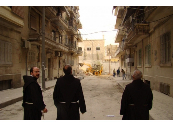 Padre Ibrahim, a sinistra, ad Aleppo Padre Ibrahim, a sinistra, ad Aleppo