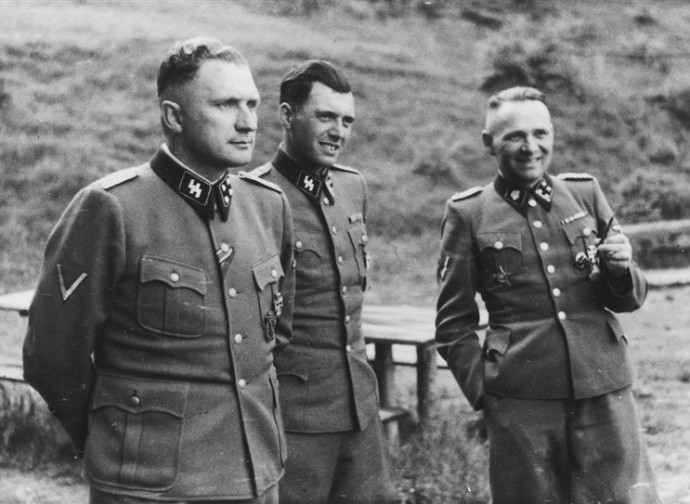 Il dottor Josef Mengele (centro) con Rudolf Höß (dx) e Richard Baer (sx) Il dottor Josef Mengele (centro) con Rudolf Höß (dx) e Richard Baer (sx)