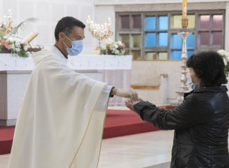 Comunione in mano, attacco dei protestanti al sacerdozio