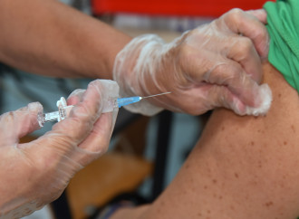 Vaccini, danni più del previsto: le inconfessabili ammissioni