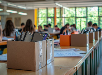 Smartphone vietato a scuola, da Valditara segnali alla società