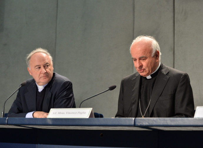 Mons. Pegoraro e mons. Paglia nel 2017, "Accompagnare la vita" (ImagoEconomica)