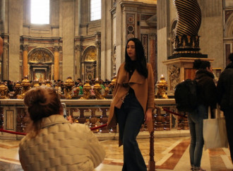 Una mattina in San Pietro, tra visitatori distratti e il sacro svanito