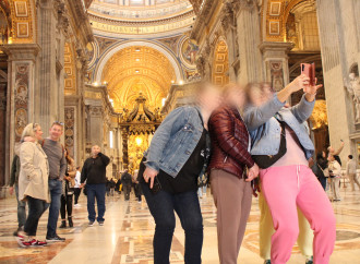Una mattina in San Pietro, tra visitatori distratti e il sacro svanito