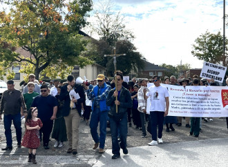 Fedeli in processione a Tyler per mons. Strickland