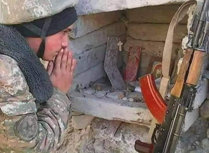 Soldato prega la Madonna