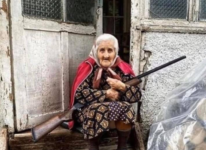 Anziana abbraccia un fucile