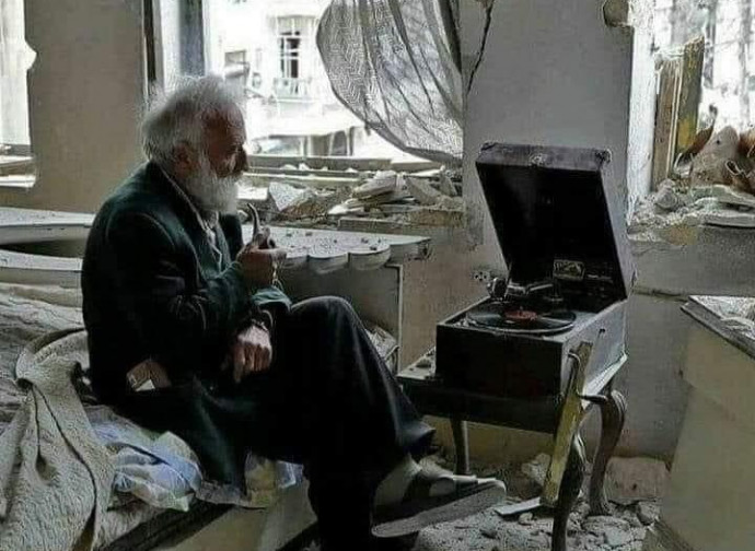 Anziano nella casa bombardata