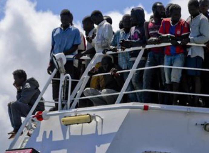 Immigrati a bordo di una nave militare Immigrati a bordo di una nave militare