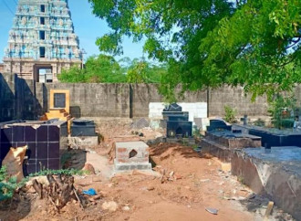 Violato un cimitero cattolico in India