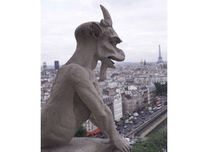 Gargouille sulle guglie di Notre Dame a Parigi