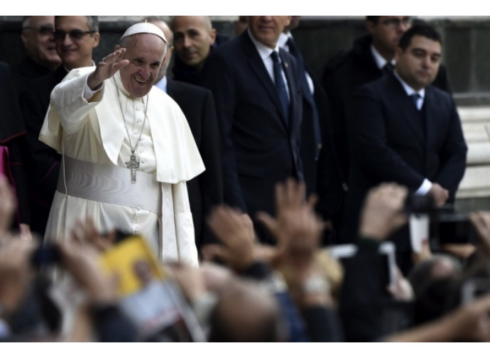 L'arriva di papa Francesco in piazza Duomo a Firenze