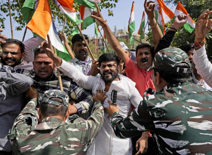 Manifestazione contro l'arresto del leader d'opposizione Arvind Kejriwal (La Presse)