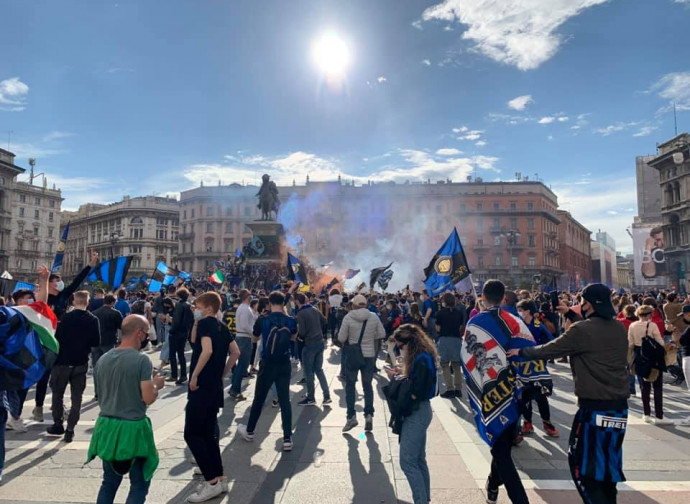 La festa dello scudetto in piazza Duomo a Milano