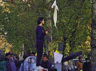 Donne contro gli ayatollah: «Avete rubato l'Iran»
