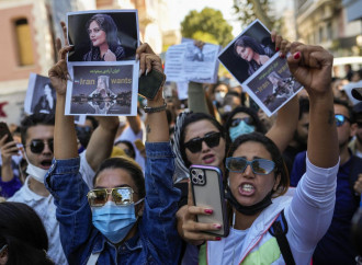 In Iran dilaga la rivolta delle donne contro il velo