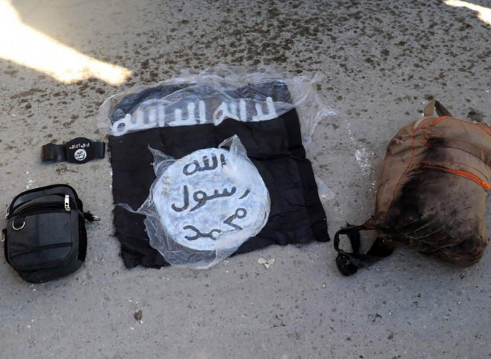 Bandiera ed equipaggiamenti dei jihadisti dell'Isis