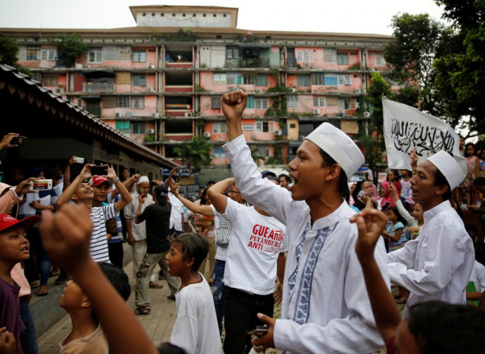 Gruppi islamici festeggiano la vittoria a Giakarta del loro governatore