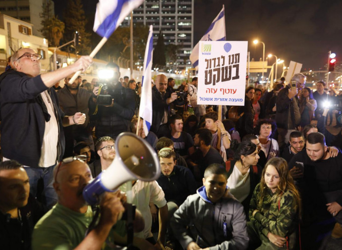 Tel Aviv, la protesta israeliana contro il cessate-il-fuoco con Hamas Tel Aviv, la protesta israeliana contro il cessate-il-fuoco con Hamas
