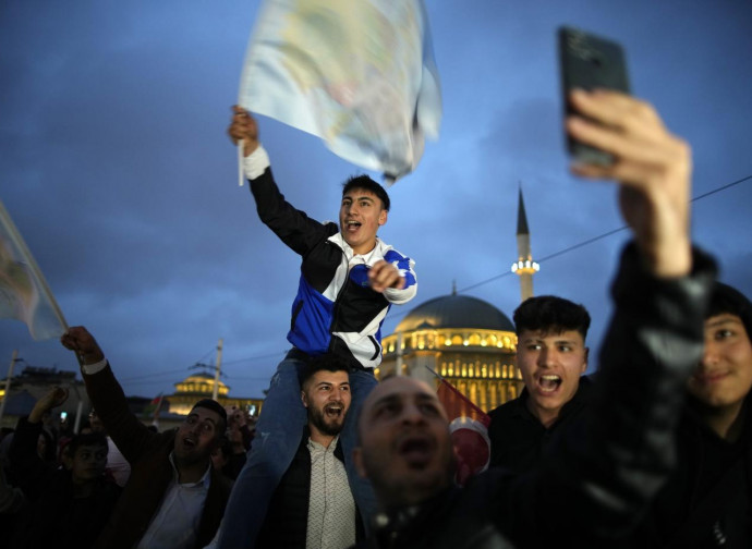 Sostenitori di Erdogan festeggiano a Istanbul di fronte a Santa Sofia