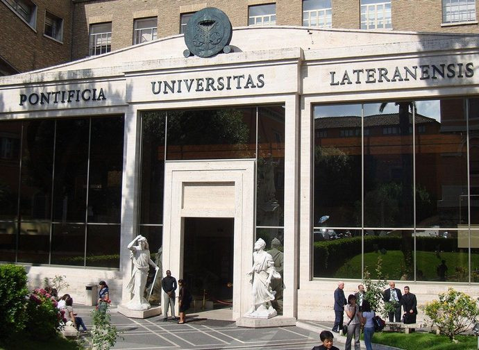 L'ingresso dell'Istituto Giovanni Paolo II L'ingresso dell'Istituto Giovanni Paolo II
