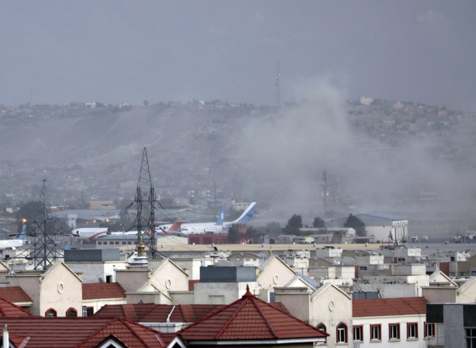 Kabul, il fumo dell'esplosione dell'attentato Kabul, il fumo dell'esplosione dell'attentato