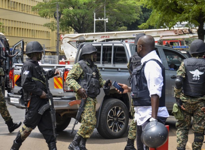Kampala, forze anti-terrorismo presidiano la zona dell'attentato