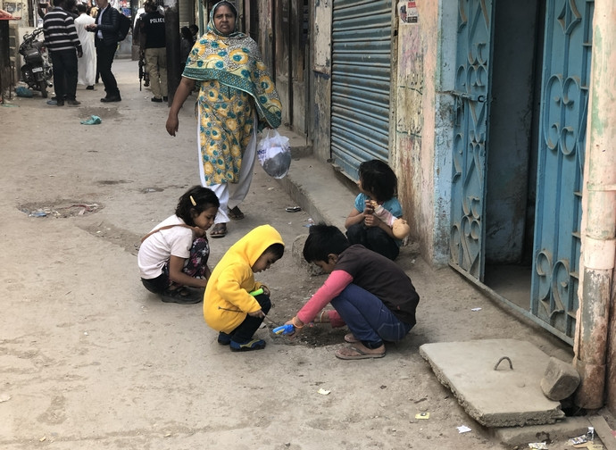 Bambini nel quartiere cattolico di Essanagrì a Karachi