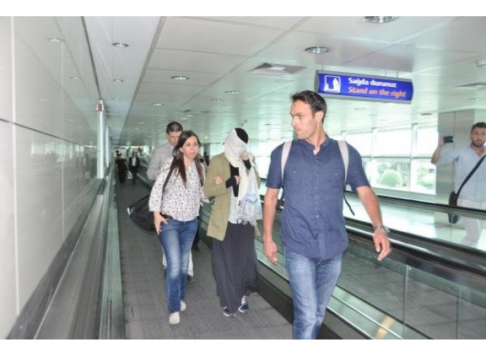Varvara Karaulova (coperta) all'aeroporto di Istanbul Varvara Karaulova (coperta) all'aeroporto di Istanbul