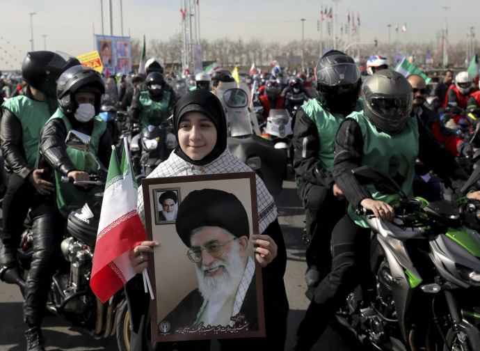 Ritratto di Khamenei nella festa della Rivoluzione a Teheran