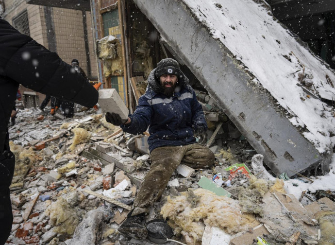 Zona residenziale a Kiev colpita negli ultimi bombardamenti russi (La Presse)
