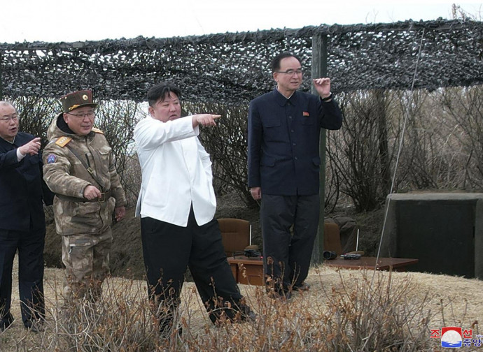 Kim Jong-un (al centro in camicia bianca) assiste ad un test missilistico
