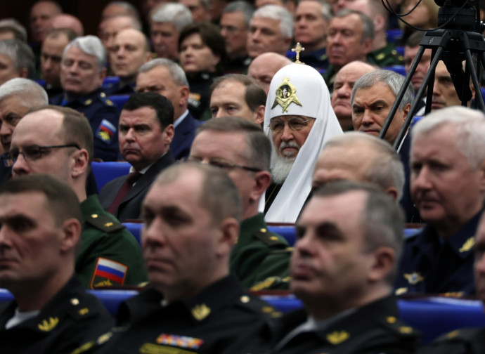Il patriarca Kirill fra gli ufficiali russi