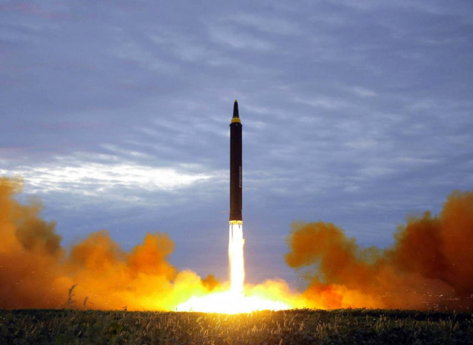 Corea del Nord, lancio di un missili Hwasong-12