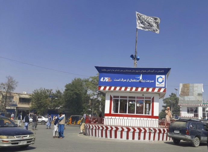 Bandiera talebana su Kunduz
