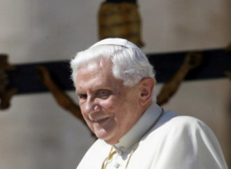 Inizia l'omaggio pubblico a Benedetto XVI