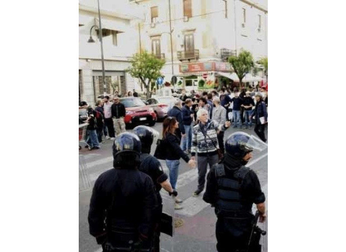 Polizia a difesa delle Sentinelle in Piedi Polizia a difesa delle Sentinelle in Piedi