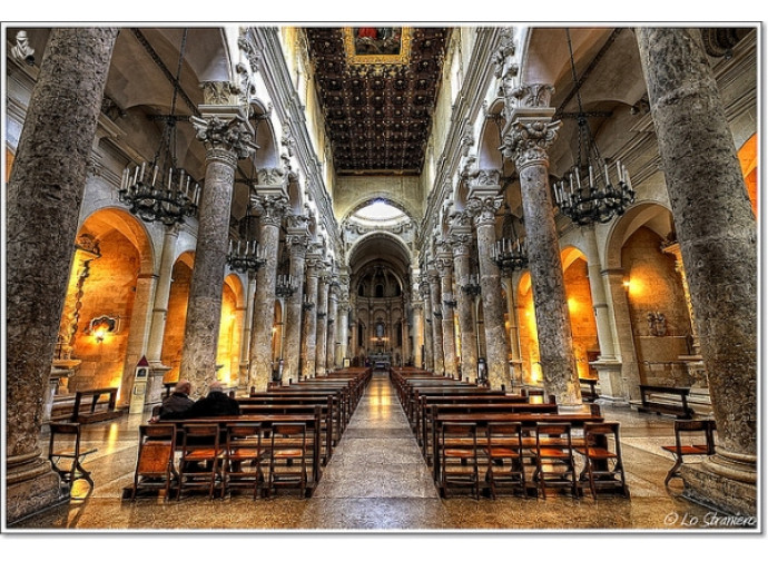 L'interno della Basilica della Santa Croce a Lecce L'interno della Basilica della Santa Croce a Lecce