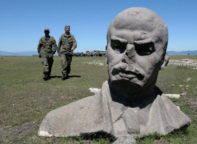 Una delle tante statue di Lenin abbattute
