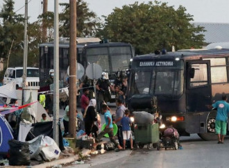 Dopo l’incendio del campo di Moria, incerto il futuro di 12.000 emigranti