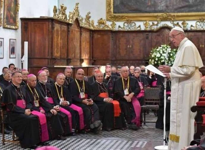Il Papa con i vescovi cileni Il Papa con i vescovi cileni