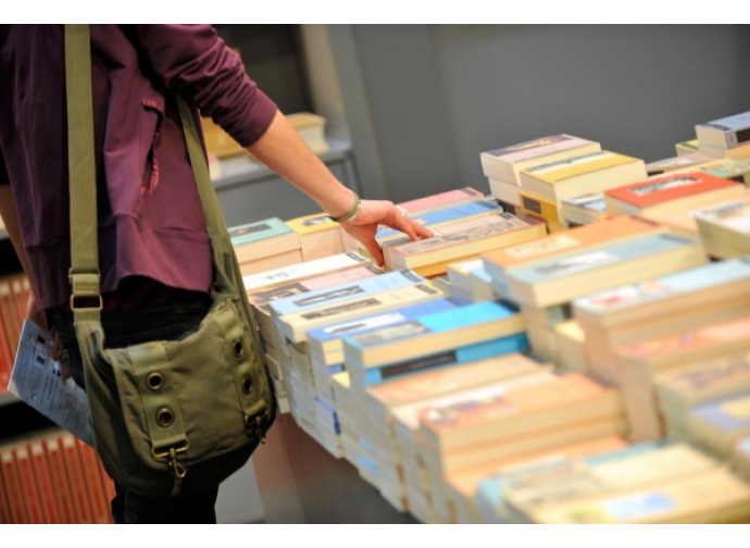Tra i libri scolastici Tra i libri scolastici