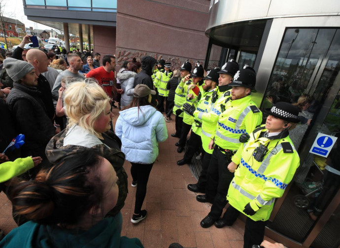 Liverpool, polizia schierata all'Alder Hey Hospital