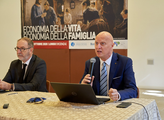 Lonigo, l'intervento di Maurizio Milano (a dx) Lonigo, l'intervento di Maurizio Milano (a dx)